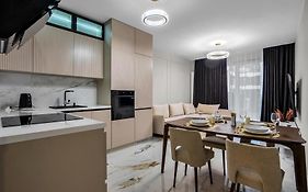 Airport Apartment - Private Terrace & Parking - By Rentujemy